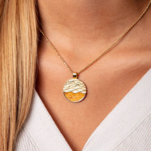 Laden Sie das Bild in den Galerie-Viewer, DUR Schmuck: Anhänger "Strandwellen", mit Bernstein, vergoldet, P3540