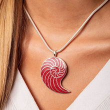 Laden Sie das Bild in den Galerie-Viewer, DUR Schmuck: Anhänger "Korallennautilus" mit Koralle P3573