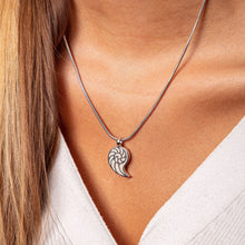 Laden Sie das Bild in den Galerie-Viewer, DUR Schmuck: Anhänger "Sandnautilus" mit Strandsand P3578