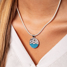 Laden Sie das Bild in den Galerie-Viewer, DUR Schmuck: Anhänger "Strandwellen", mit Steinsand, P3580