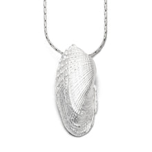 Laden Sie das Bild in den Galerie-Viewer, DUR Schmuck: Anhänger "Engelsflügel-Muschel", 925er Sterlingsilber P3587