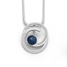 Laden Sie das Bild in den Galerie-Viewer, Anhänger ´´Windbraut``