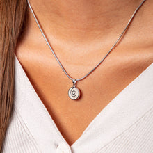 Laden Sie das Bild in den Galerie-Viewer, DUR Schmuck: Anhänger "Sandspirale 2.0" mit Strandsand P3766