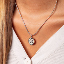 Laden Sie das Bild in den Galerie-Viewer, DUR Schmuck: Anhänger "Sandspirale 2.0" mit Strandsand P3767