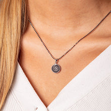 Laden Sie das Bild in den Galerie-Viewer, DUR Schmuck: Anhänger "Lavasandspirale 2.0" mit Lavasand P3768