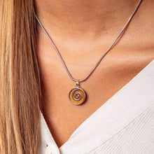 Laden Sie das Bild in den Galerie-Viewer, DUR Schmuck: Anhänger "Bernsteinsandspirale 2.0" mit Bernstein P3770