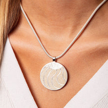 Laden Sie das Bild in den Galerie-Viewer, DUR Schmuck: Anhänger "Welle" mit Strandsand P3784