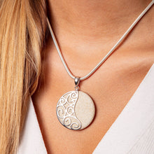 Laden Sie das Bild in den Galerie-Viewer, DUR Schmuck: Anhänger "Sanddüne" mit Strandsand P3785