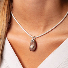 Laden Sie das Bild in den Galerie-Viewer, DUR Schmuck: Anhänger "Holzkiesel Strandsand" mit Treibholz und Strandsand P3796