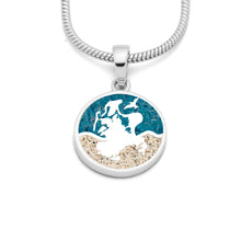 Laden Sie das Bild in den Galerie-Viewer, DUR Schmuck: Anhänger "Rügen" der Rügenschmuck mit Strandsand und Steinsand P3821