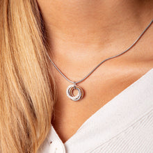 Laden Sie das Bild in den Galerie-Viewer, DUR Schmuck: Anhänger "Marina 2.0 " mit Strandsand und Bernstein P3822