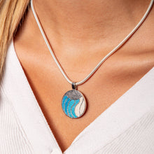 Laden Sie das Bild in den Galerie-Viewer, DUR Schmuck: Anhänger "Welle" mit Strandsand und Steinsand P3840