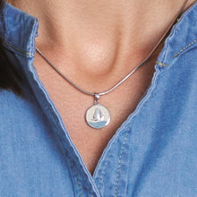 Laden Sie das Bild in den Galerie-Viewer, DUR Schmuck: Anhänger "Ahoi" mit Strandsand und Steinsand blau P3847