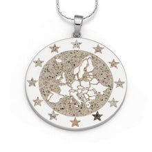 Laden Sie das Bild in den Galerie-Viewer, DUR Schmuck: Anhänger "Europa" mit Strandsand P3922