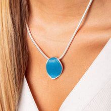 Laden Sie das Bild in den Galerie-Viewer, DUR Schmuck: Anhänger "Blaue Lagune" mit blauem Steinsand P3954