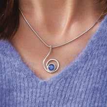 Laden Sie das Bild in den Galerie-Viewer, DUR Schmuck: Anhänger "Kyanit" P3987