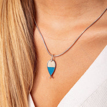 Laden Sie das Bild in den Galerie-Viewer, DUR Schmuck: Anhänger "Fisch mit Strandsand und Steinsand" P3989