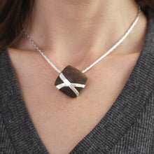 Laden Sie das Bild in den Galerie-Viewer, DUR Schmuck: Anhänger "Schatztruhe" Holz P3992