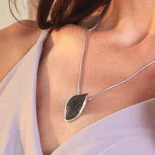 Laden Sie das Bild in den Galerie-Viewer, DUR Schmuck: Anhänger "Lavainsel" mit Lavasand P3994