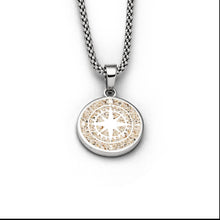 Laden Sie das Bild in den Galerie-Viewer, DUR Schmuck: Anhänger "Kompass" mittel mit Strandsand P4050