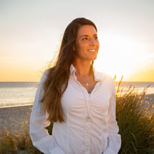 Laden Sie das Bild in den Galerie-Viewer, DUR Schmuck: Anhänger "Kompass" mittel mit Strandsand P4050