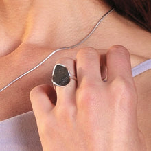 Laden Sie das Bild in den Galerie-Viewer, DUR Schmuck: Ring "Lavainsel" mit Lavasand R5708