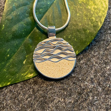 Laden Sie das Bild in den Galerie-Viewer, DUR Schmuck: Anhänger "Strandwellen", mit Strandsand, P3033