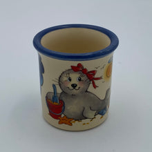 Laden Sie das Bild in den Galerie-Viewer, Eierbecher Mädchen - Robbe, Jeder Name ist möglich und wird in die blaue Wolke eingraviert