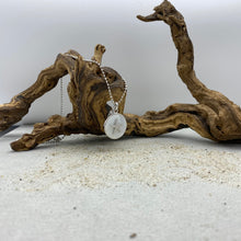 Laden Sie das Bild in den Galerie-Viewer, DUR Schmuck: Anhänger "Seestern / Perlmutt" P3311