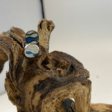 Laden Sie das Bild in den Galerie-Viewer, DUR Schmuck: Ohrring, Ohrstecker "Strandwellen", mit Strandsand und Steinsand, O5138