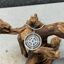 Laden Sie das Bild in den Galerie-Viewer, DUR Schmuck: Anhänger "Kompassrose" mit Lavasand P3203