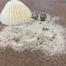 Laden Sie das Bild in den Galerie-Viewer, Ohrstecker "Strandzauber" von DUR Schmuck, Strandsand Ohrstecker, hier mit Strandsand vor einer weißen Muschel auf braunem Grund dekoriert