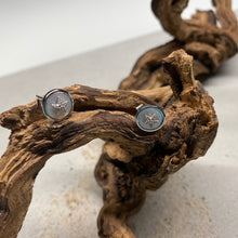 Laden Sie das Bild in den Galerie-Viewer, Ohrstecker "Seestern" von DUR Schmuck, Perlmutt und 925er Sterlingsilber, dekoriert auf einem Stück Treibholz