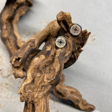 Laden Sie das Bild in den Galerie-Viewer, DUR Schmuck: Ohrringe, Ohrstecker "Kompass" mit Strandsand O5039