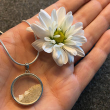 Laden Sie das Bild in den Galerie-Viewer, DUR Schmuck: Anhänger "Sandsturm" mit Strandsand P2936