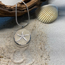 Laden Sie das Bild in den Galerie-Viewer, Anhänger "Seestern 2.0" von DUR Schmuck, Strandsand - Anhänger 925er Sterlingsilber, hier an einer Schlangenkette auf Treibholz dekoriert