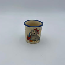 Laden Sie das Bild in den Galerie-Viewer, Eierbecher / Schnapsglas „Robbe Mädchen“ mit Wunschnamen - Jeder Name ist möglich!