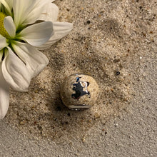 Laden Sie das Bild in den Galerie-Viewer, DUR Schmuck: Anhänger Bead "Göhren / Rügen" der Göhren-Bead mit Strandsand P3631
