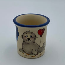 Laden Sie das Bild in den Galerie-Viewer, Eierbecher / Schnapsglas „Robbe Herzluftballon“ mit Wunschnamen - Jeder Name ist möglich!