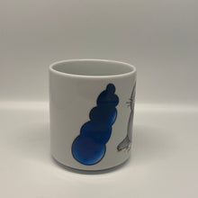 Laden Sie das Bild in den Galerie-Viewer, Tasse, Porzellan, „Robbe Herzluftballon“ mit Wunschnamen - Jeder Name ist möglich!