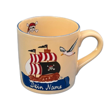 Laden Sie das Bild in den Galerie-Viewer, Kindertasse, Keramik, Pirat“ groß mit Wunschnamen - Jeder Name ist möglich!
