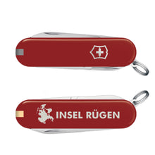 Laden Sie das Bild in den Galerie-Viewer, Victorinox: „Insel Rügen“, rot, Classic SD, 0.6223.R2 RÜG
