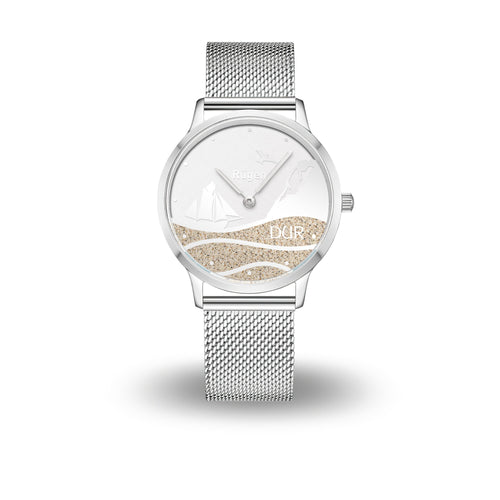 DUR Uhr „Strandwellen Rügen“ 36mm – Ziffernblatt mit echtem Strandsand, Segelschiff, Wellen, Möwe und Kreidefelsen, Edelstahl-Mesharmband, maritimer Look.
