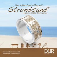 Der Mönchgut Ring mit Strandsand, 925er Sterlingsilber mit Strandsand veredelt, zeigt typische traditionelle und auch moderne Mönchguter Motive