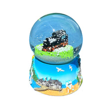 Laden Sie das Bild in den Galerie-Viewer, Seitenansicht rechts:
Schneekugel mit Rügener Sehenswürdigkeiten –Selliner Seebrücke und Möwen
