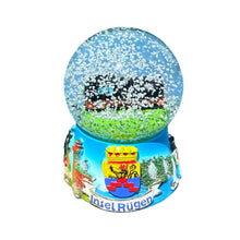 Laden Sie das Bild in den Galerie-Viewer, Schneekugel mit rundum bemaltem Sockel – Inselpanorama mit Lokomotive, Königsstuhl und Rügen-Wappen Im Schneegestöber
