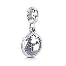 Laden Sie das Bild in den Galerie-Viewer, Charm Rügenbrücke aus 925er Sterling Silber mit beweglichem Insel-Rügen-Anhänger – Seitenansicht mit gravierter Öse „Rügenbrücke“ – KA75OX
