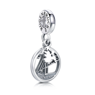 Charm Rügenbrücke aus 925er Sterling Silber mit beweglichem Insel-Rügen-Anhänger – Seitenansicht mit gravierter Öse „Rügenbrücke“ – KA75OX