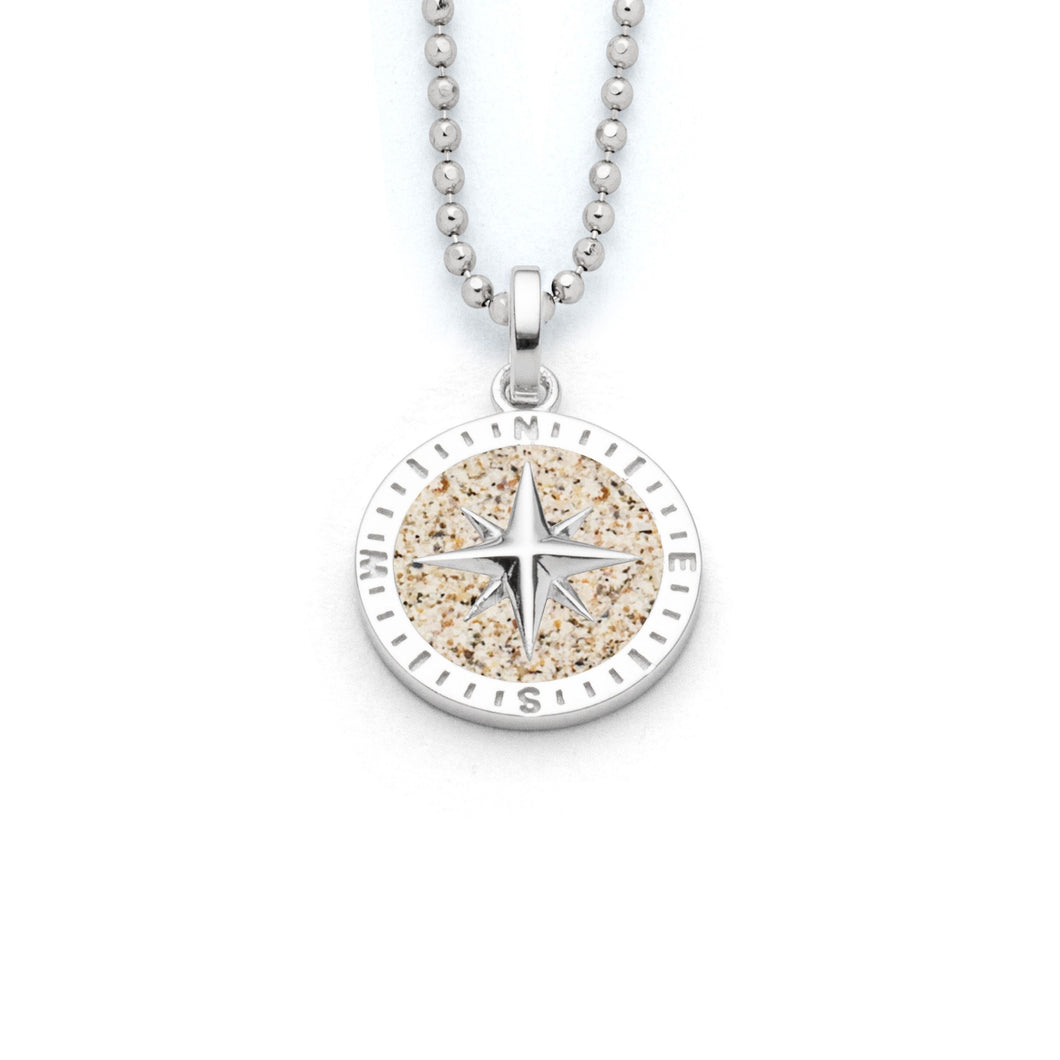 Runder Anhänger Kompassrose 2.0 mit Strandsandfüllung, aus rhodiniertem und poliertem 925er Sterling-Silber – maritimes Design von DUR Schmuck