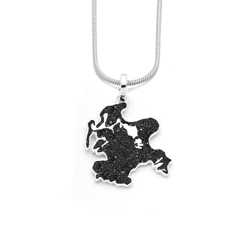 Silberner Rügen-Anhänger mit schwarzem Lavasand, Inselumriss mit Hiddensee, an silberner Schlangenkette